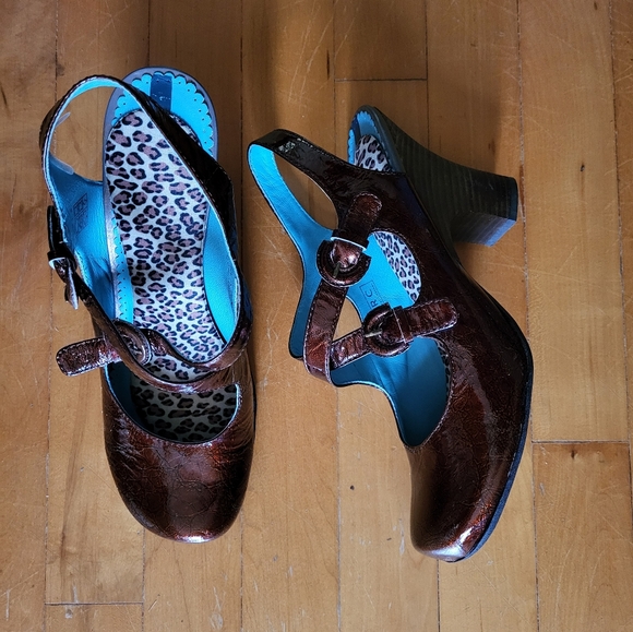 Marc. Size 9/40 Bronze patent criss-cross maryjane heels. - Picture 2 of 4